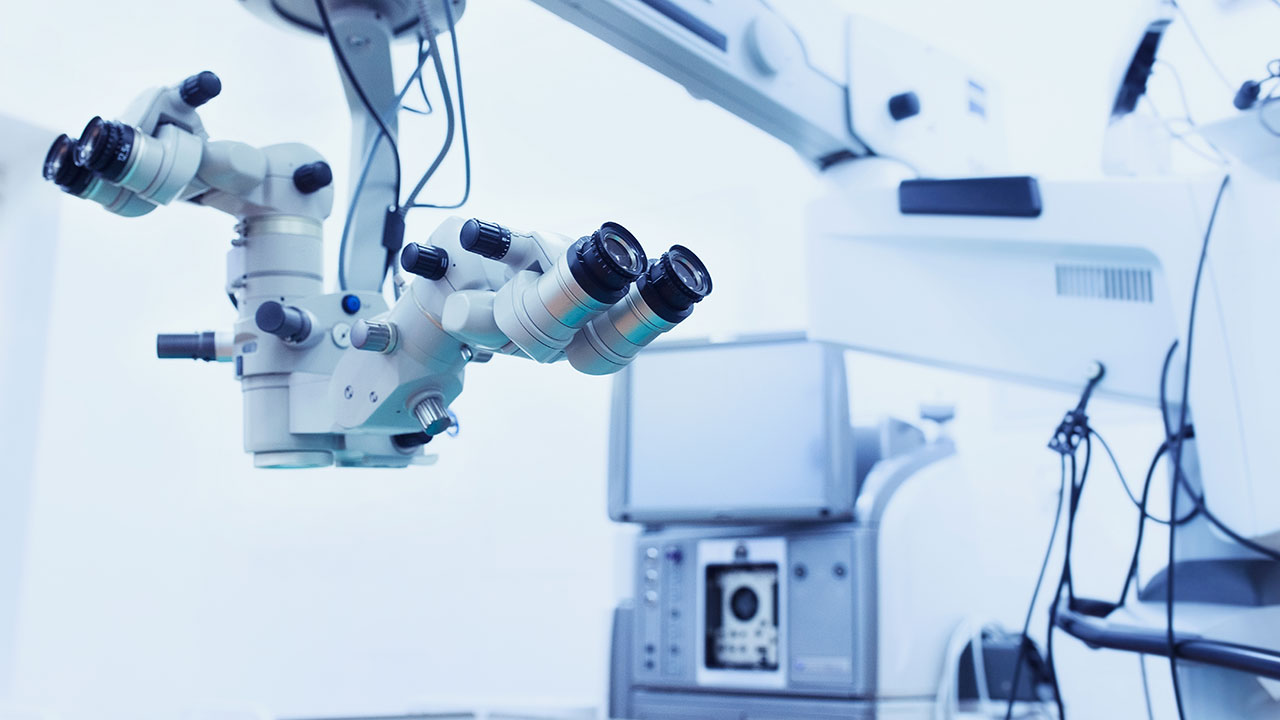 Operationsraum für Augenheilkunde mit chirurgischem Mikroskop