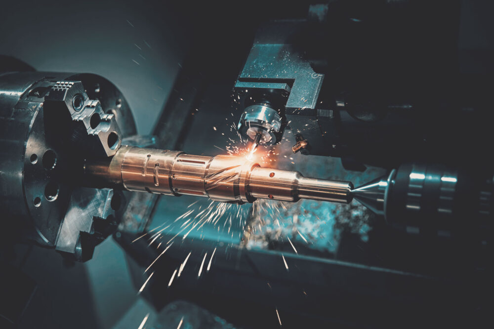 Drehmaschine bearbeitet Metallstab, Funken fliegen