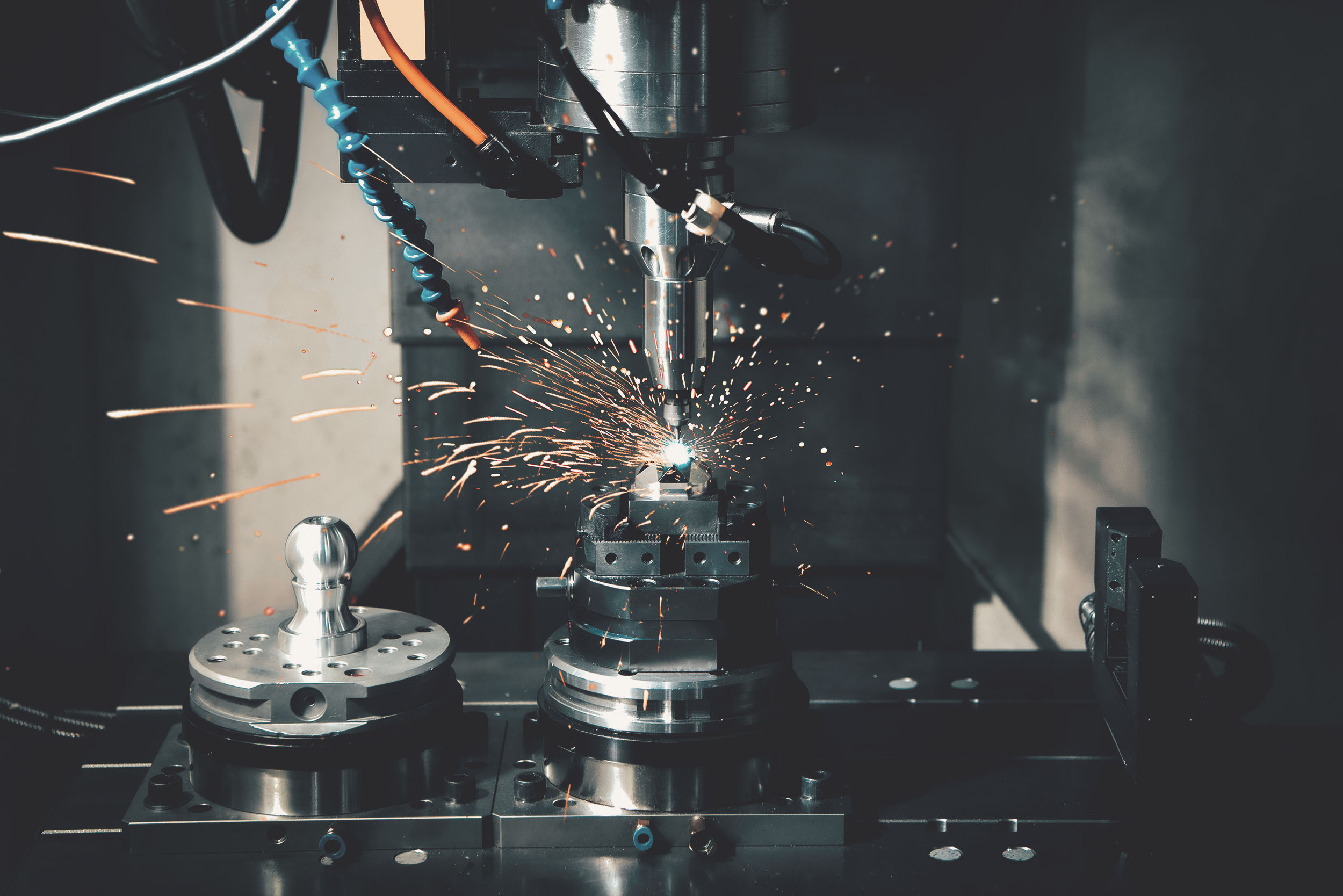 Fräsmaschine, die Metall bearbeitet und Funken sprüht