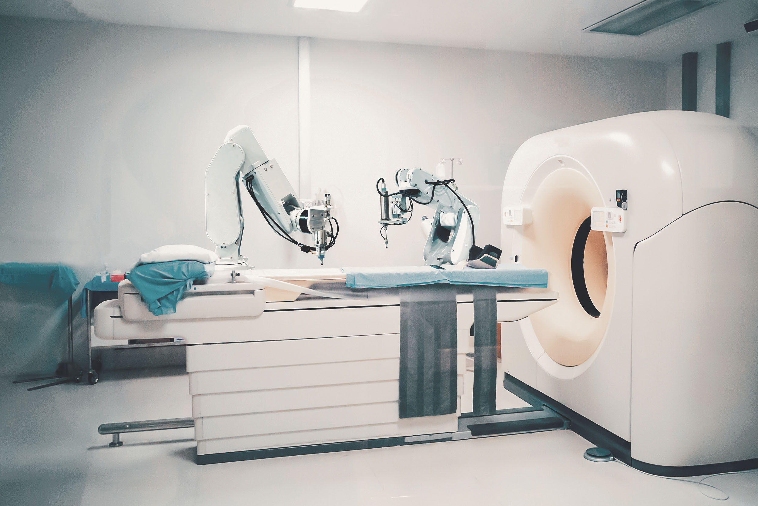 CT-Anlage mit Roboterarmen