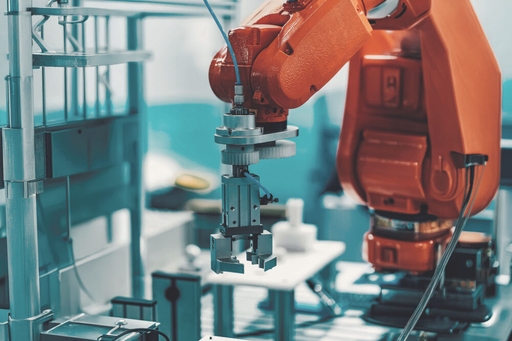 Industrieroboter mit Greifer in einer Fertigungsanlage