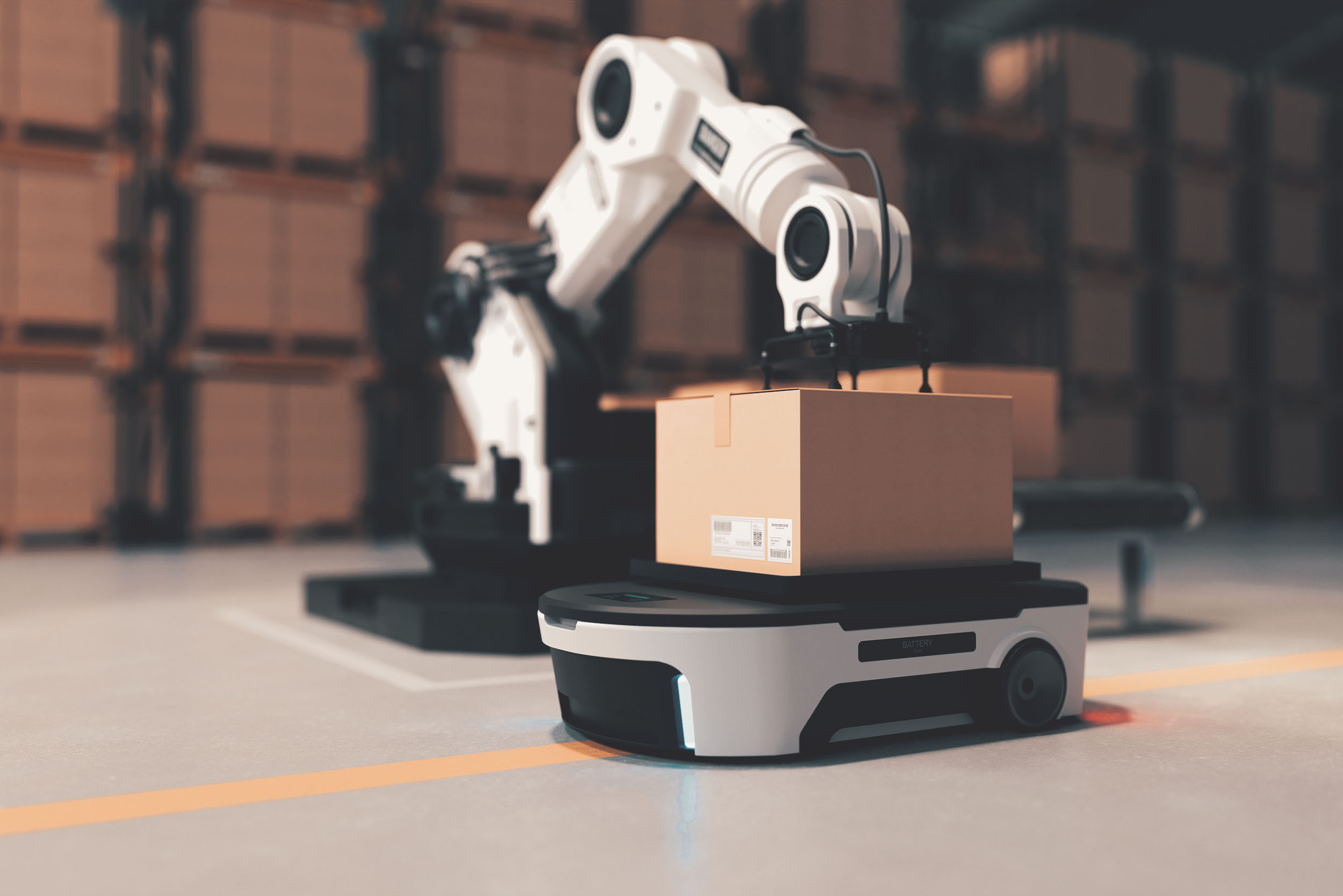 Autonomer mobiler Roboter mit Greifarm hebt Karton in Lagerumgebung